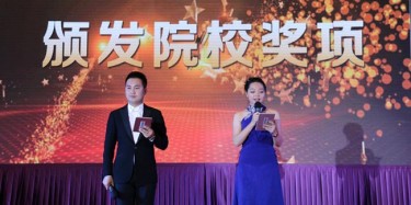 畢加為各院校頒發(fā)“最佳合作院?！?，會展精英，譜寫華章