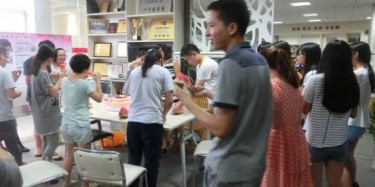 相親相愛一家人，畢加展覽為員工慶祝生日